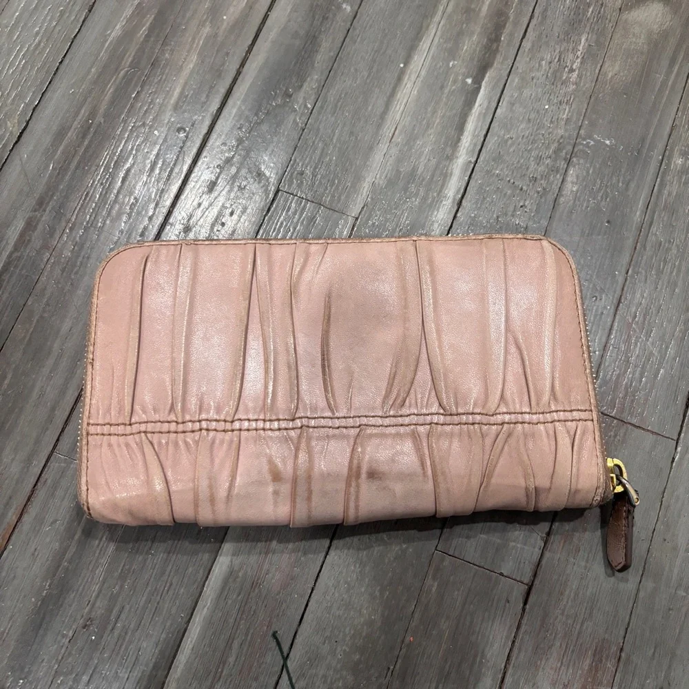 Prada Women's rose leather Wallet - Picture 4 of 6